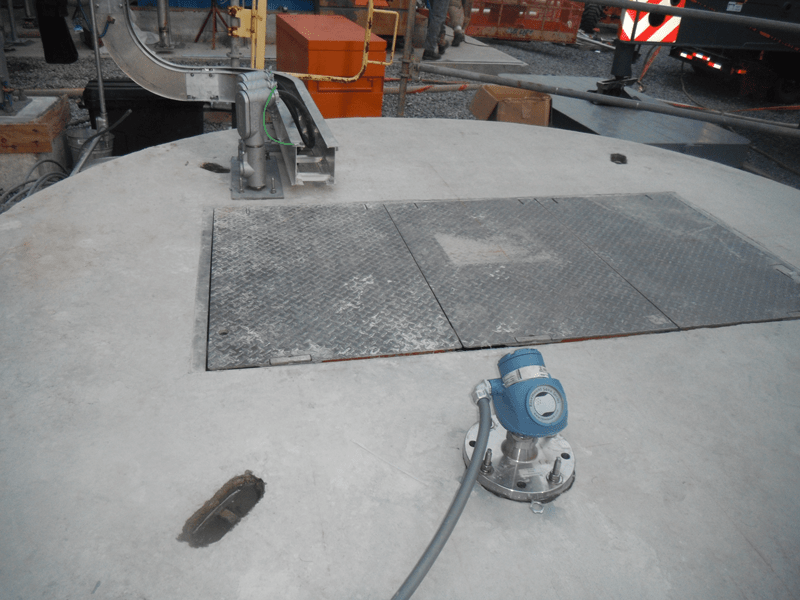surface-mounted-radar-level-sensor Radar Level Sensor Device for Industrial Pump Station